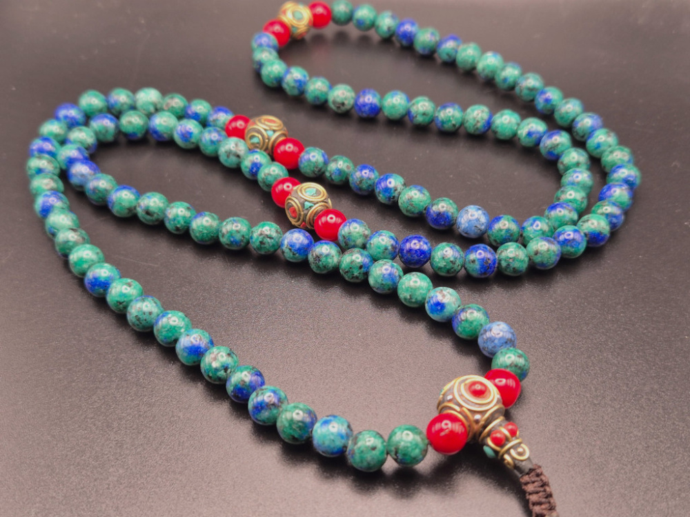 Handgefertigte Mala aus Azurit-Malachit mit lebendiger Farbstruktur